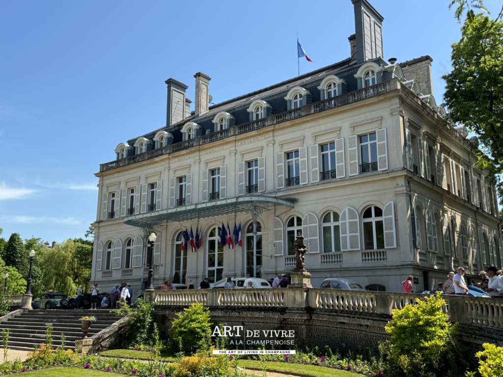 Hotel de ville Epernay et Delahaye garées dans le parc