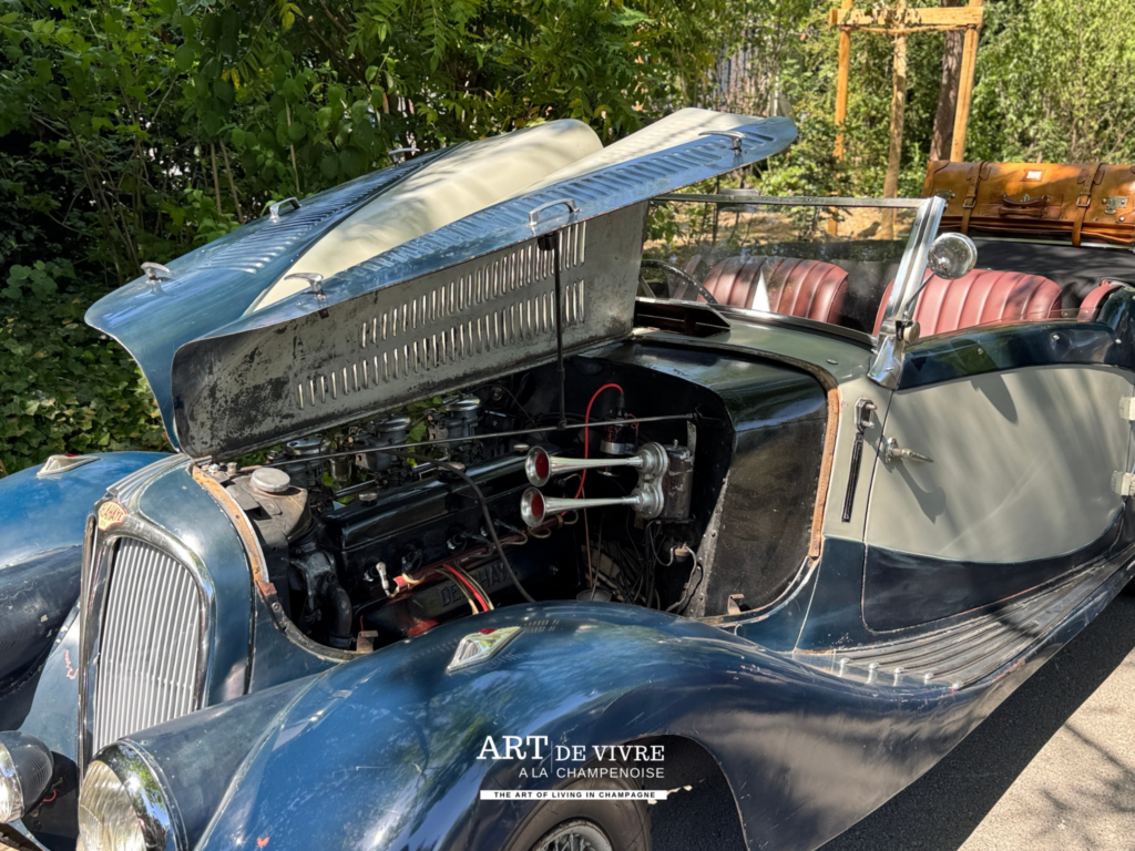 Moteur Delahaye Automobile de prestige dans le parc de la mairie