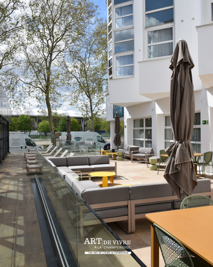 Terrasse aménagée avec vue sur les berges du canal de Reims