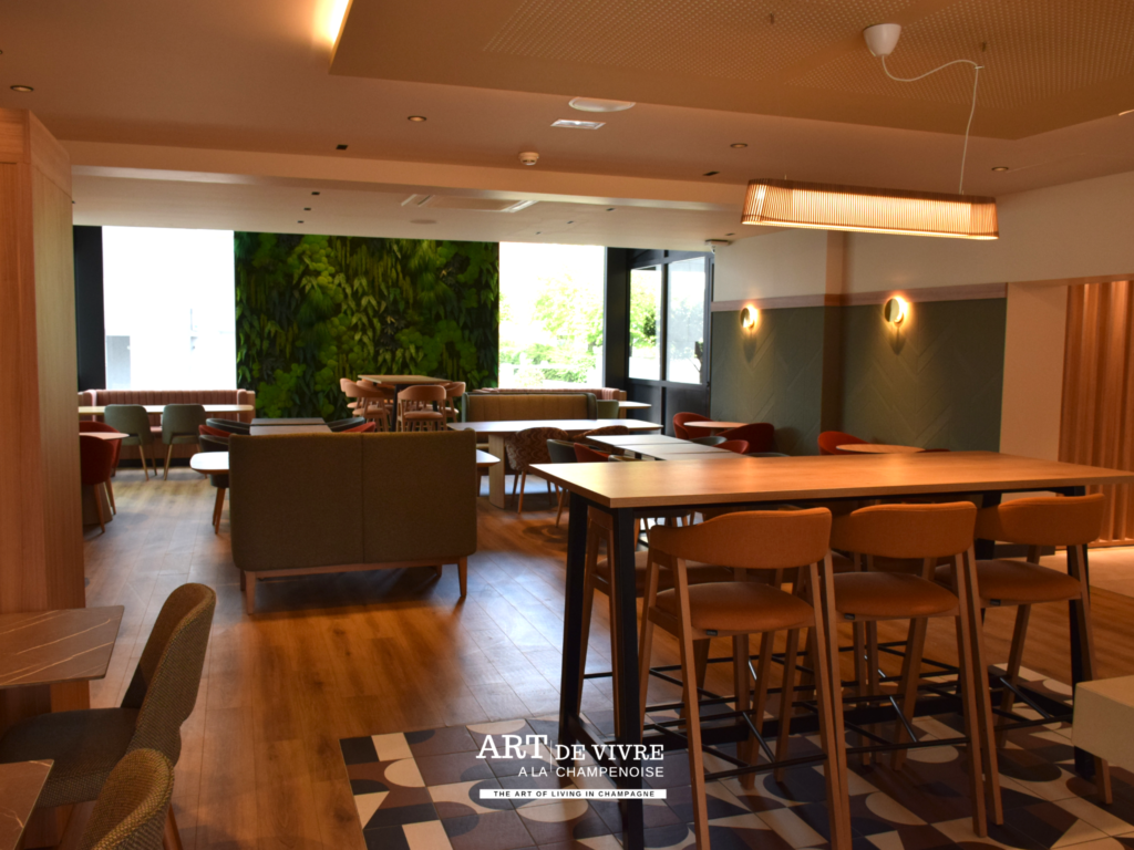 Salle de petite restauration contemporaine du Four Points Sheraton Reims Cathedrale