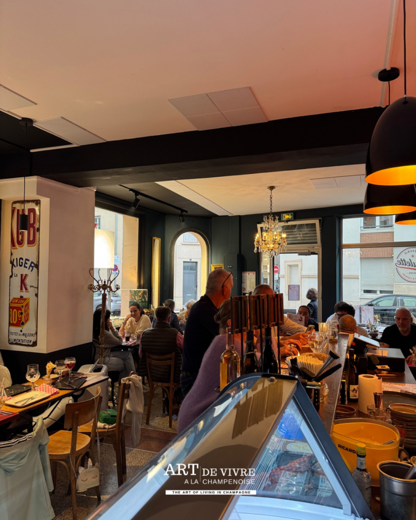 Service en salle à la crêperie rétro Chez Paulette, Reims