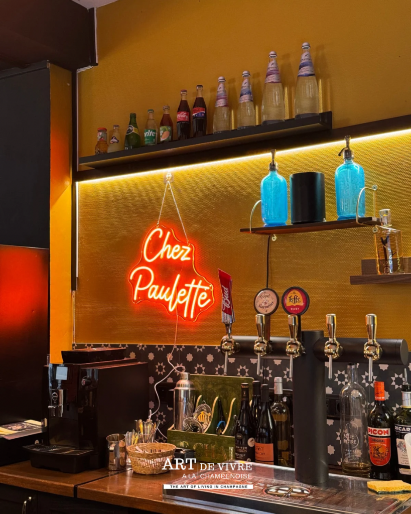 Bar de la creperie Chez Paulette, rétro et vintage, Boulingrin Reims