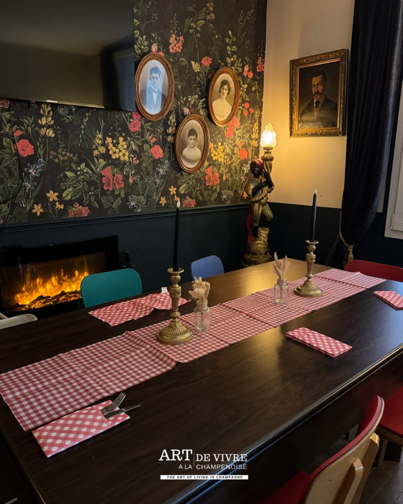serviette à carreaux et Ambiance vintage de la salle de la crêperie Chez Paulette, Reims