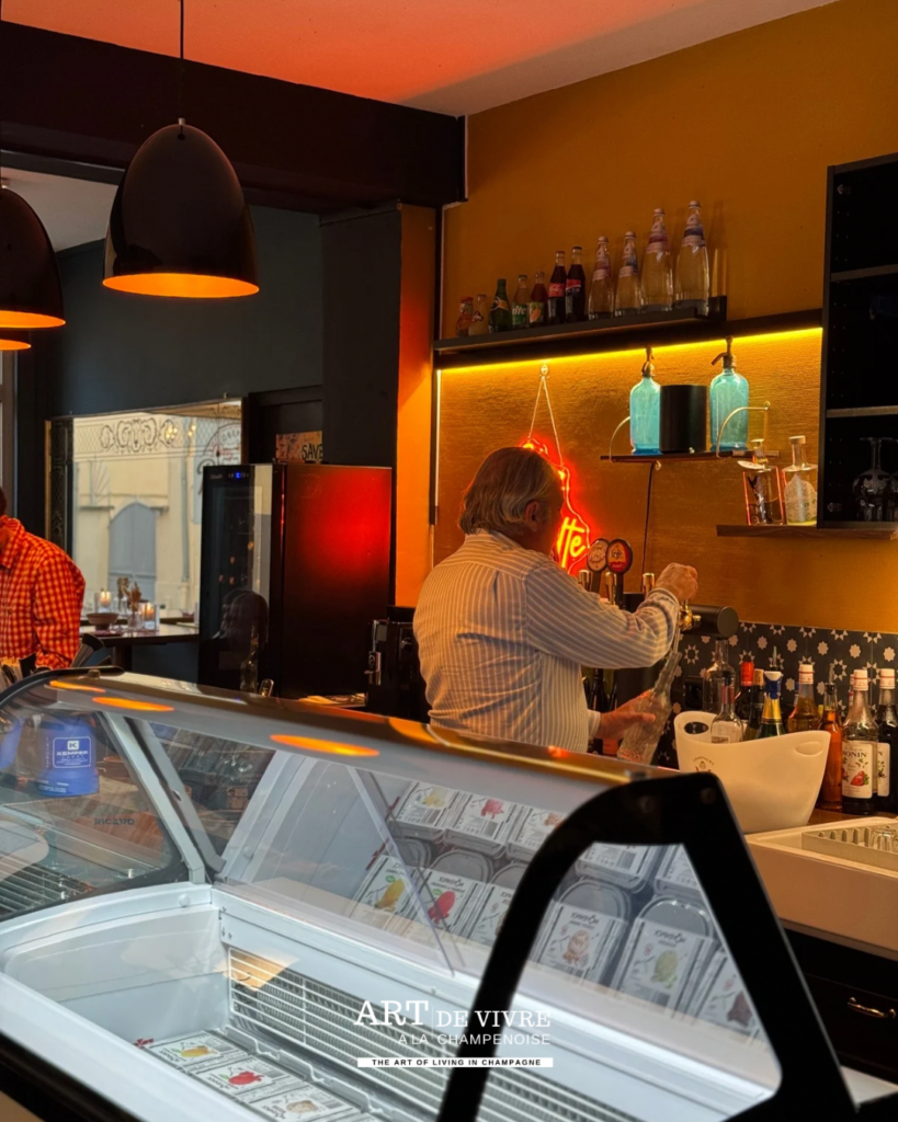 Alexandre au service du bar de la crêperie chez Paulette
