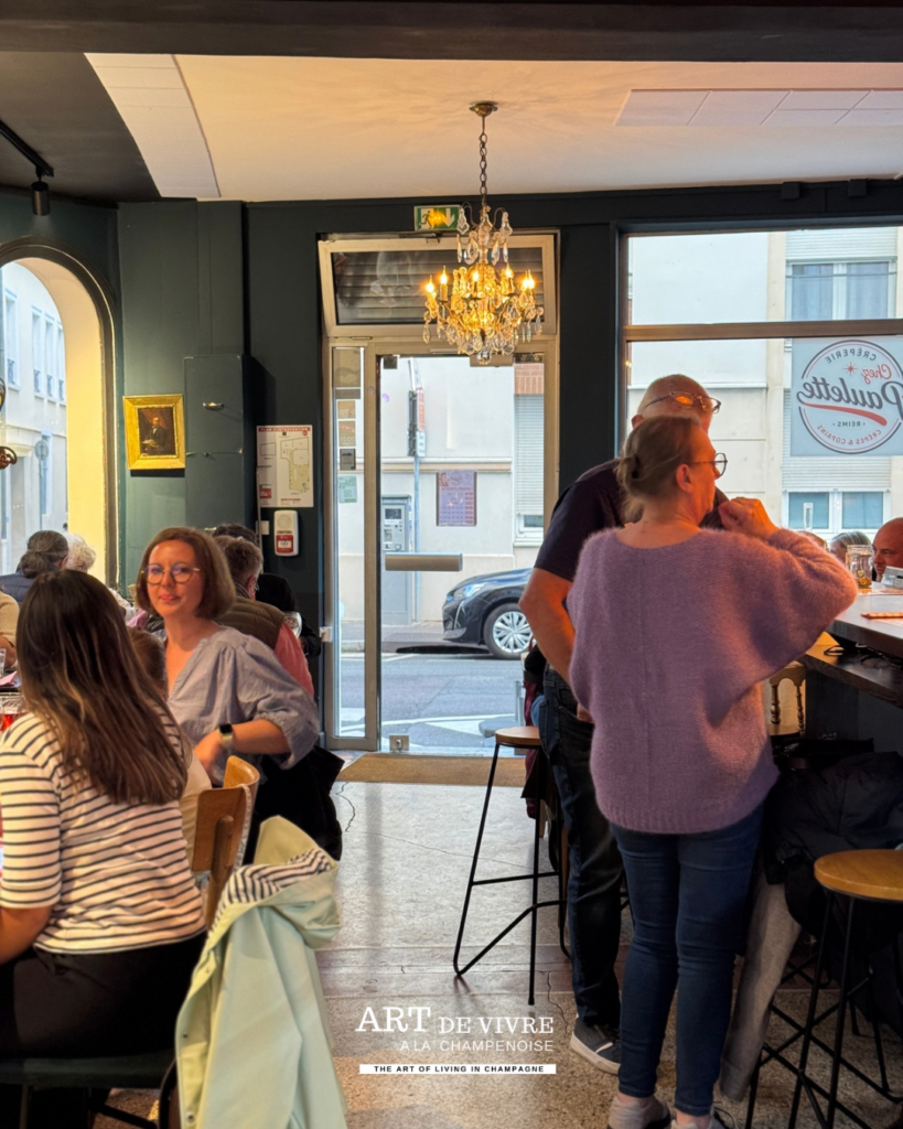Service  à la crêperie Chez Paulette, Reims