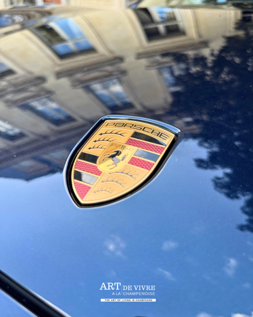 reflet logo Porsche Cayenne Electric dans l’hôtel particulier Roederer