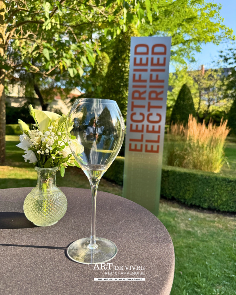Porsche Cayenne Electric totem Electrified jardin Roederer