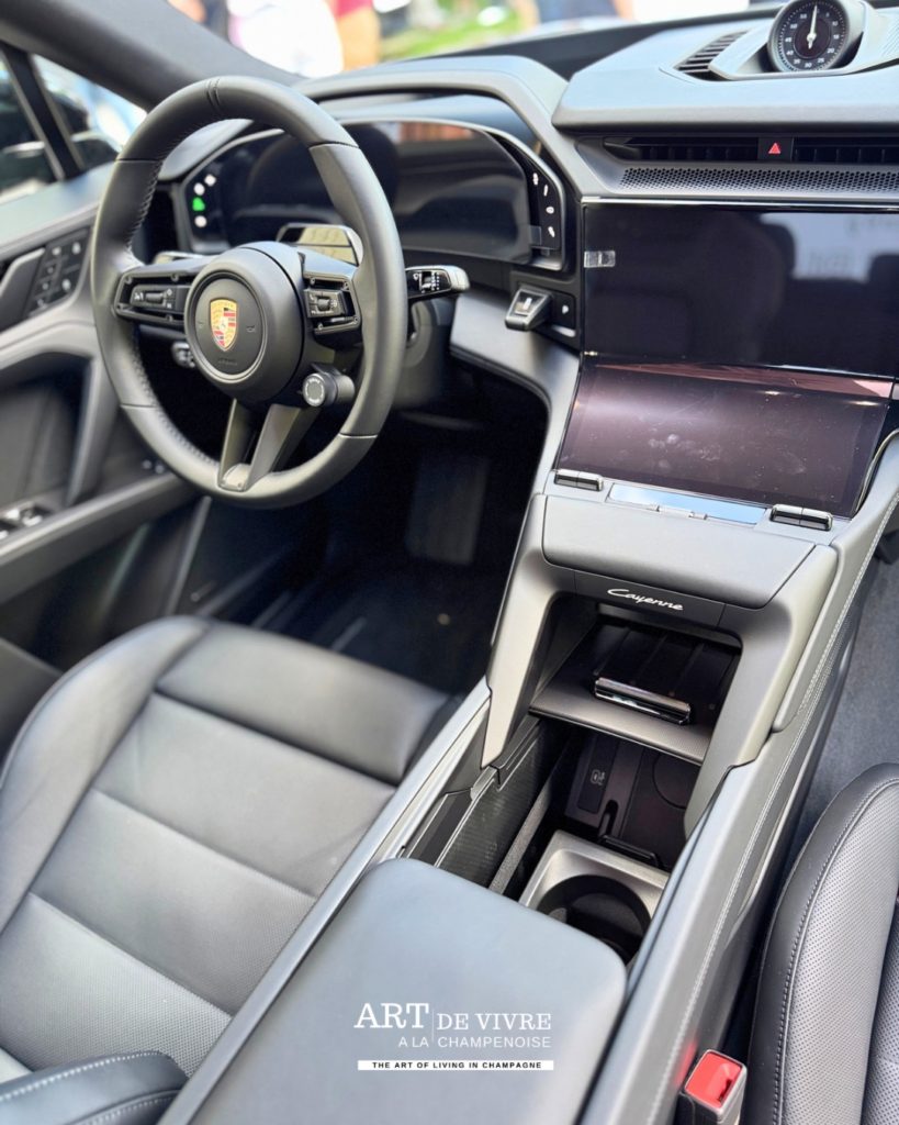 Intérieur SUV électrique premium Porsche en Champagne