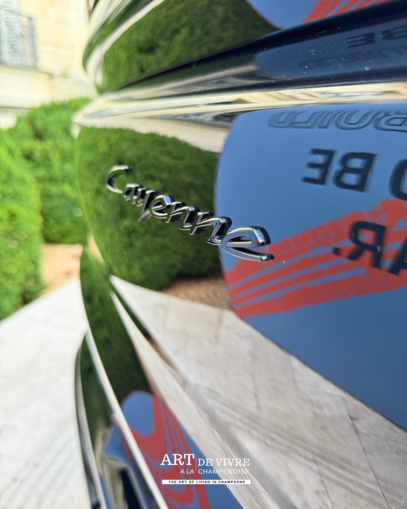 Arrière Porsche Cayenne coupé Electric dans l’hôtel particulier Roederer