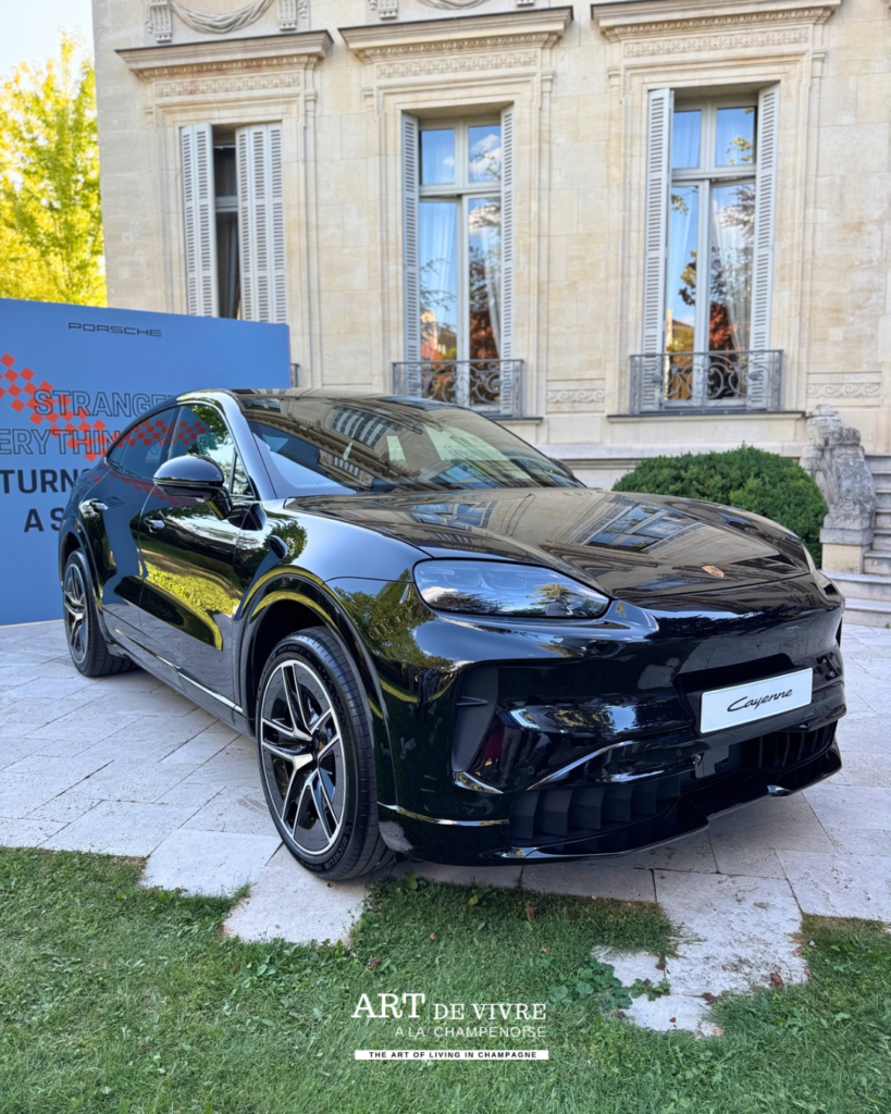 Porsche Cayenne Coupé Electric à Reims devant hotel particulier Roederer