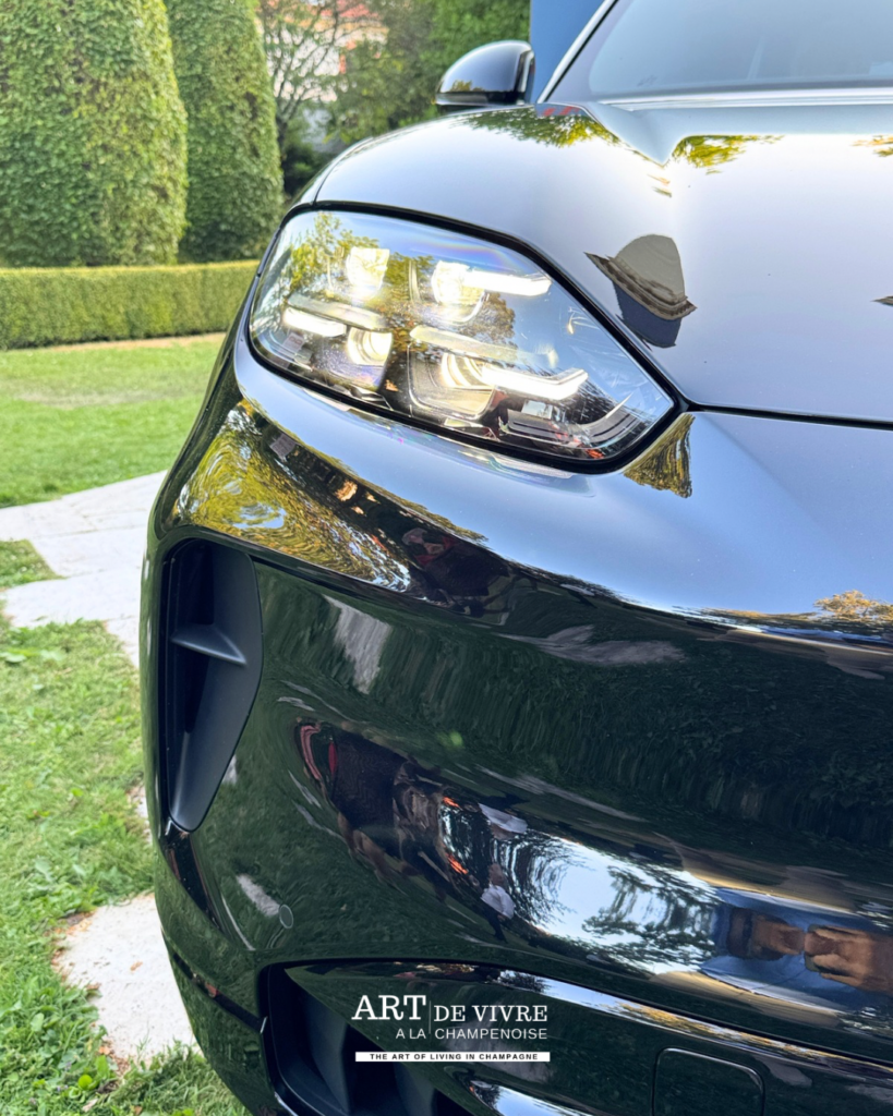 Détail phare et calandre avant Porsche Cayenne Electric 