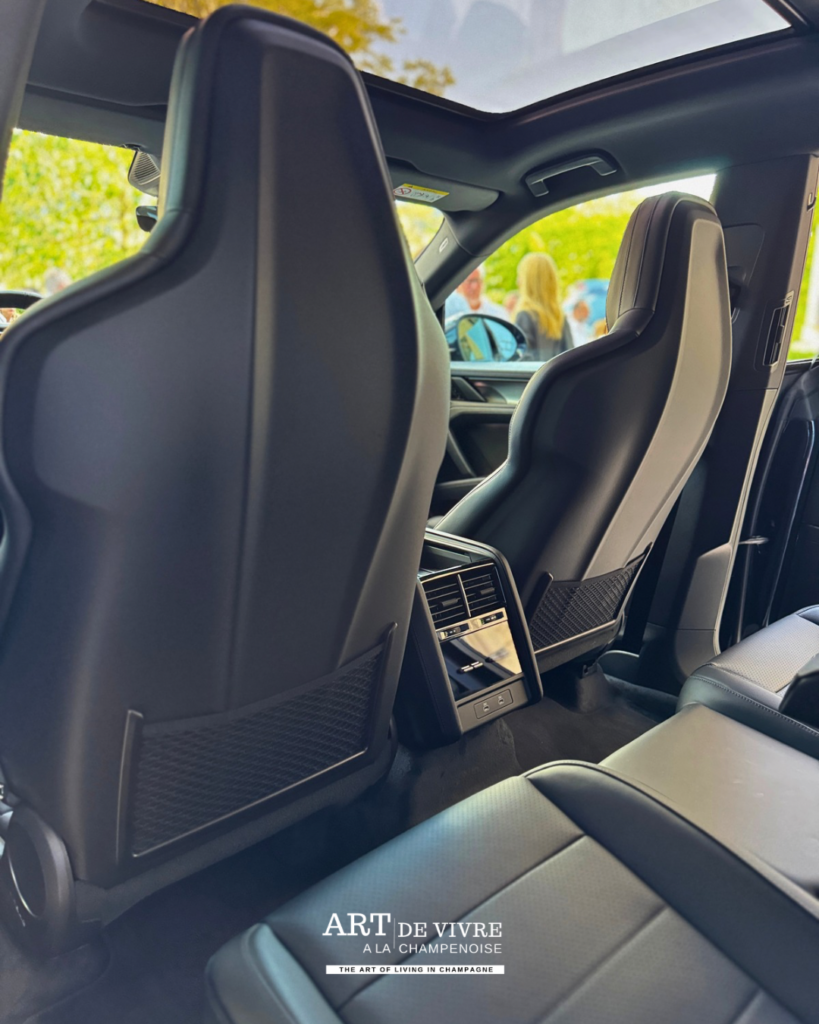 vue places  arrières Porsche Cayenne Electric 