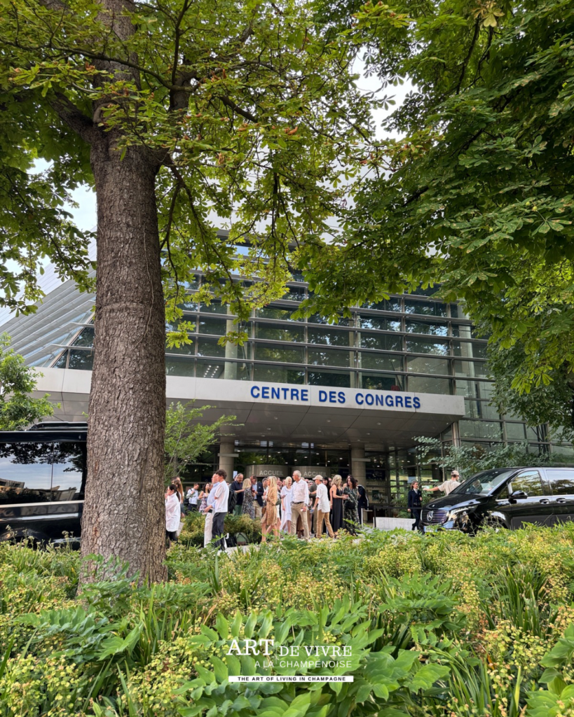 Départ des invités du Centre des congrès vers la Maison Roederer