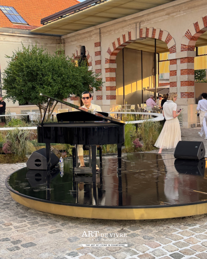 piano dans la cour Louis Roederer au siège historique boulevard Lundy