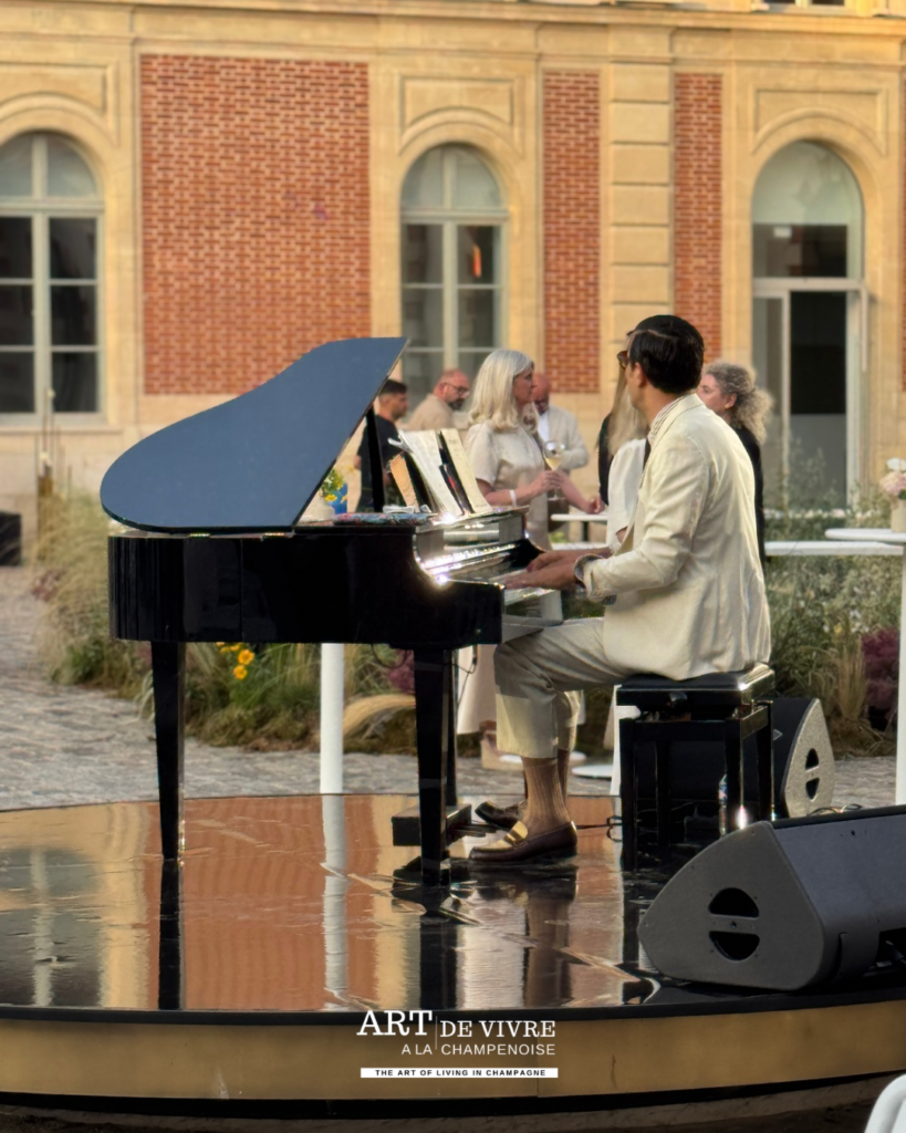 animation piano dans la cour Louis Roederer au siège boulevard Lundy