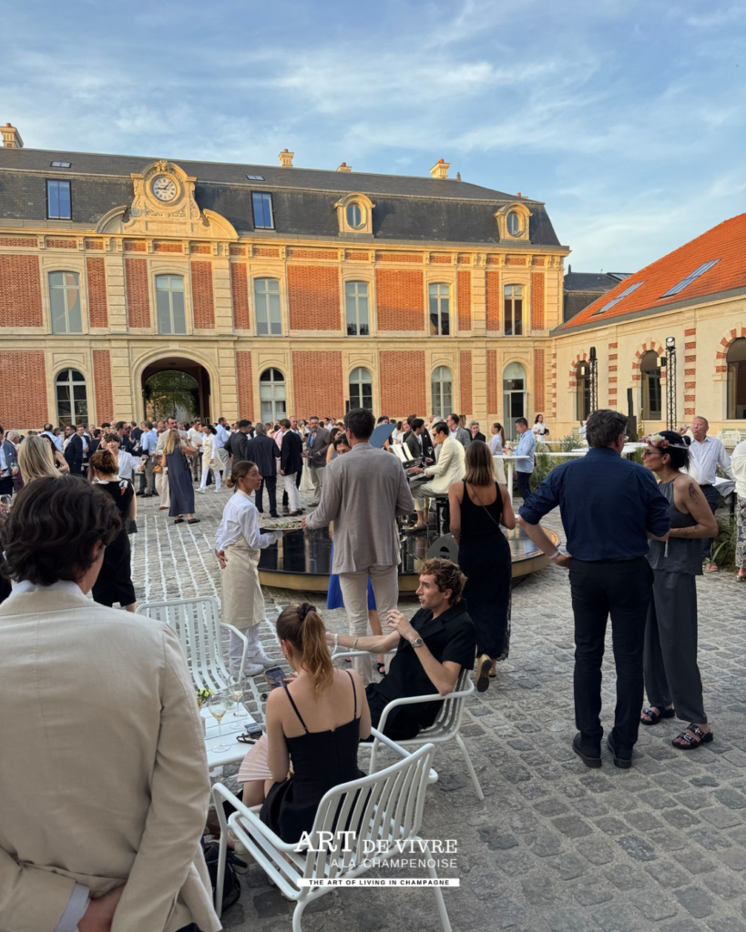 Invités échangeant autour des cuvées Louis Roederer