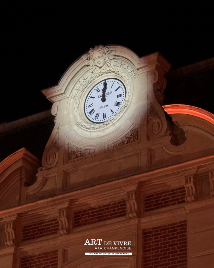 horloge de nuit à minuit lors la soirée au siège de Louis Roederer