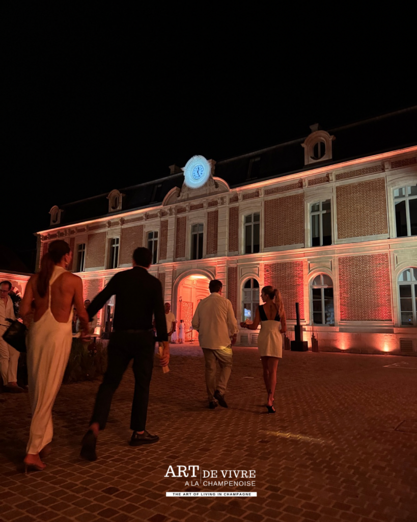 fin de soirée dans la cour de la Maison Louis Roederer à Reims