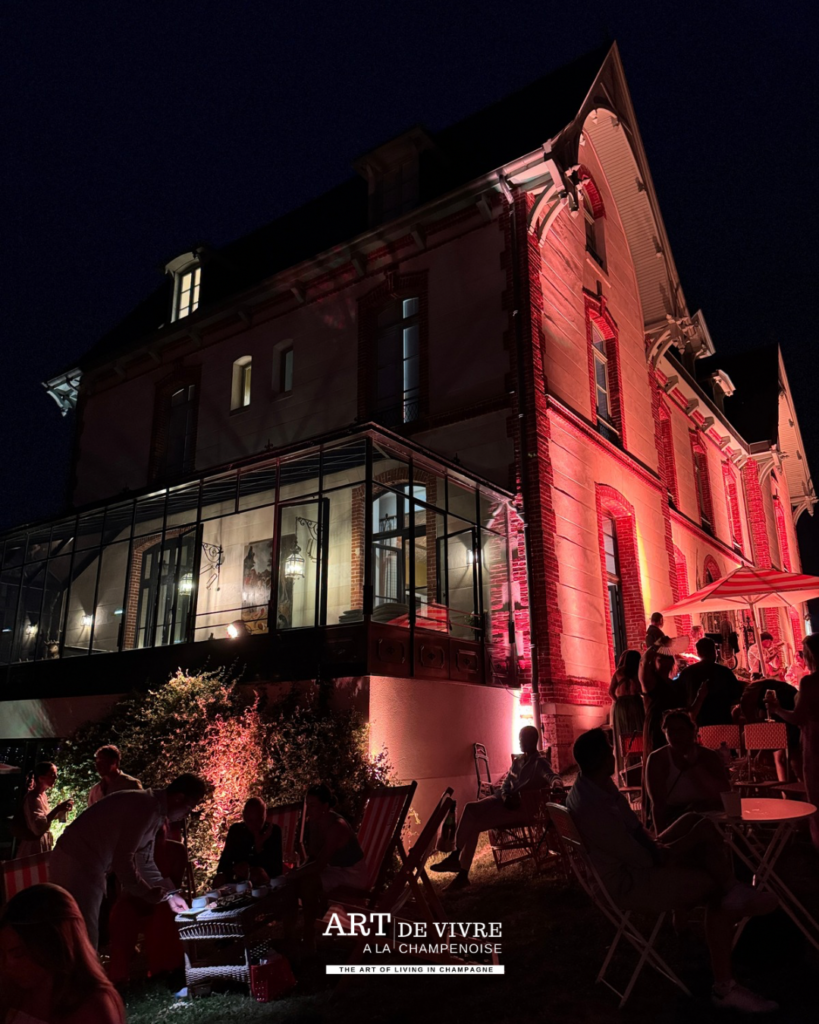 Le chateau de Sacy illuminé de nuit lors de la soirée Summer Sacy 