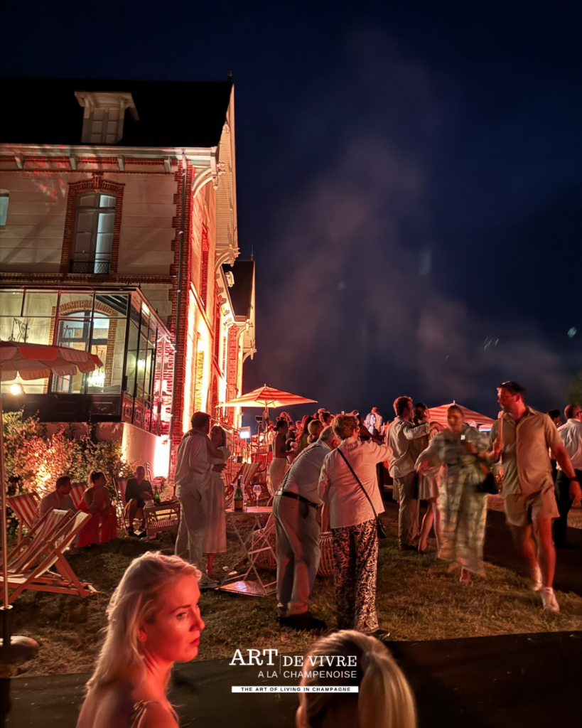 Terrasse d’été avec animations sur les vignes à Sacy