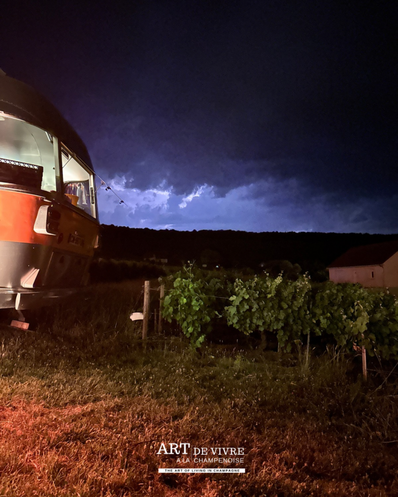 Caravane Airstream Veuve Clicquot à Sacy Summer avec orage proche