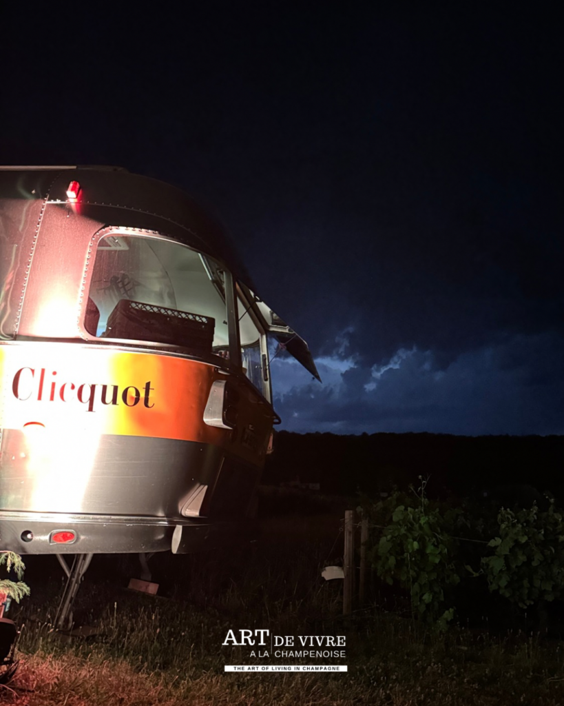 Caravane Airstream Veuve Clicquot à Sacy Summer avec orage au loin