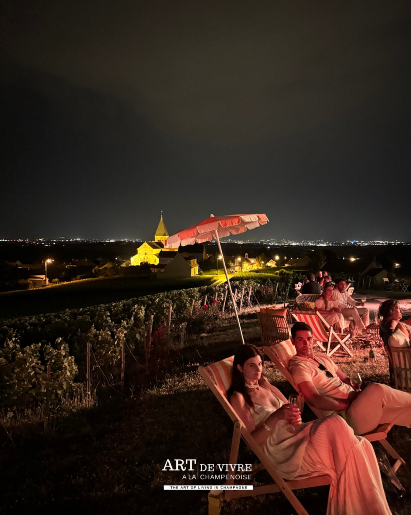 Transat de nuit  avec vue sur le village de Sacy