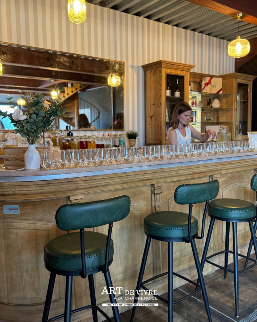 Laure au service du bar de Calomène et Palobec