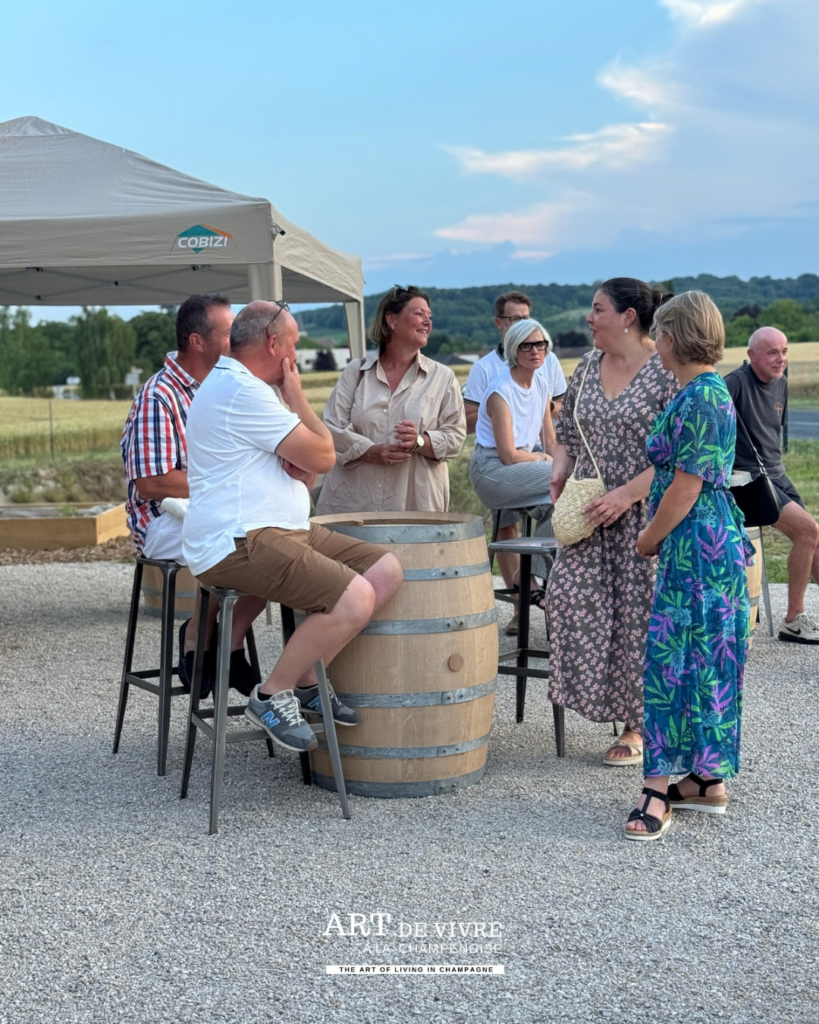 Moment convivial entre vignerons et chefs de caves en Champagne en terrasse