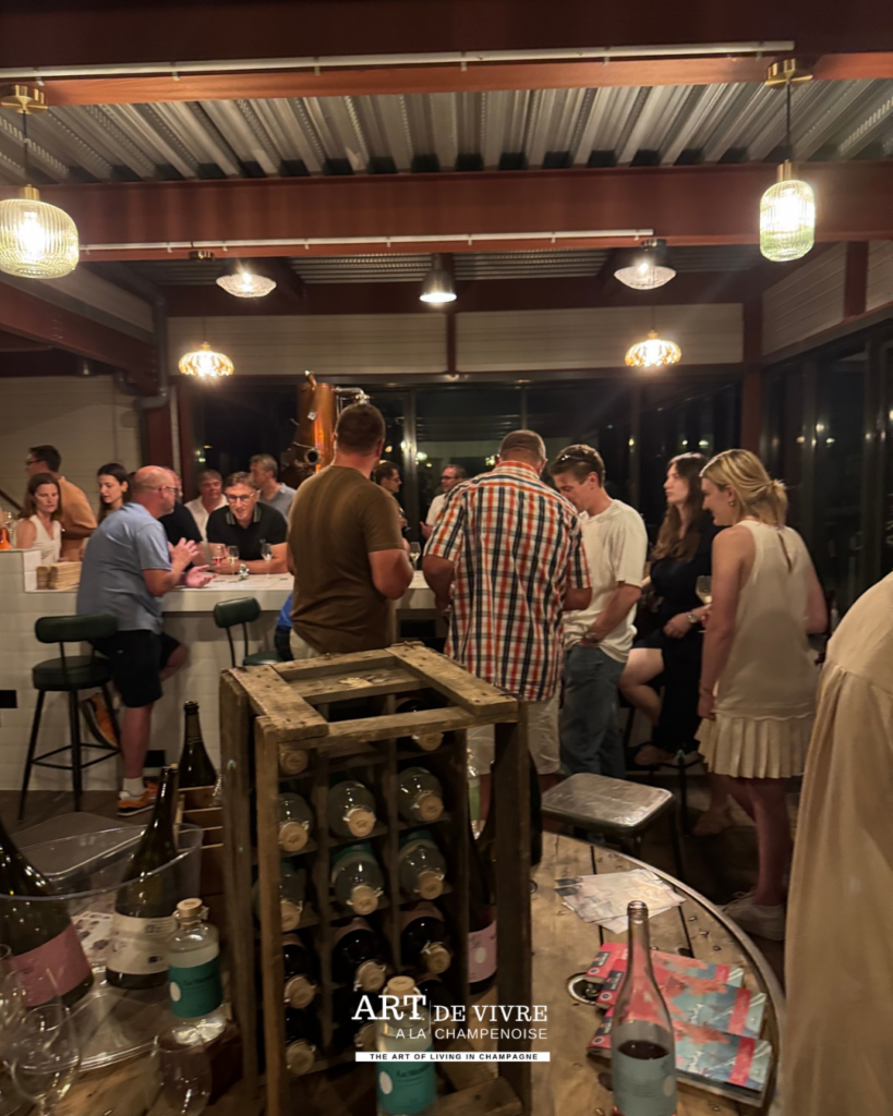 Vignerons partageant leurs cuvées lors de la soirée chez Calomène et Palobec
