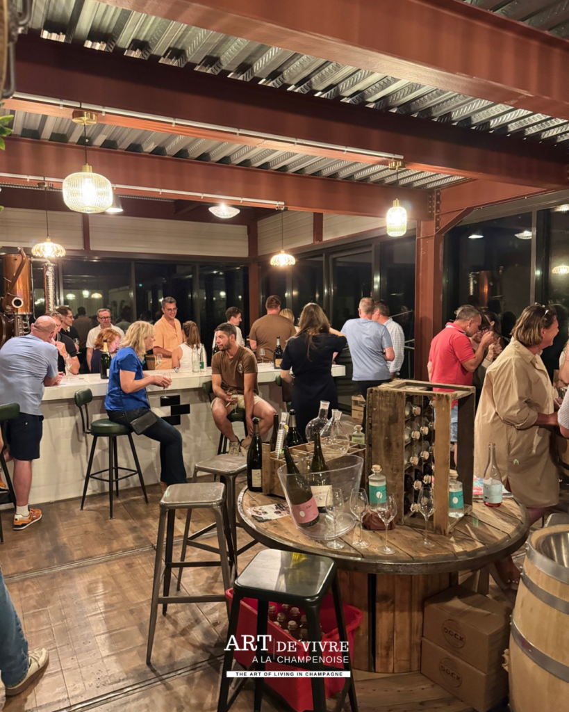 Vignerons partageant leurs bouteilles lors de la soirée chez Calomène et Palobec