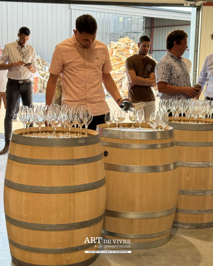 Service dégustation à la tonnellerie de Champagne