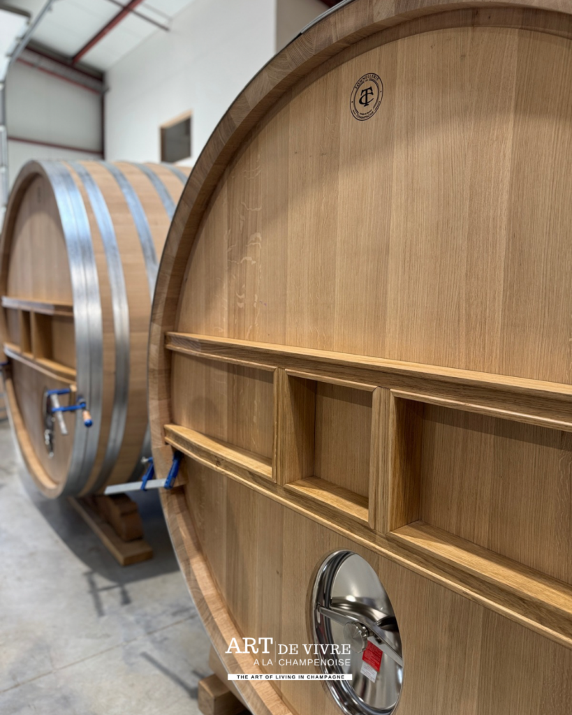Travail artisanal du bois à la Tonnellerie de Champagne