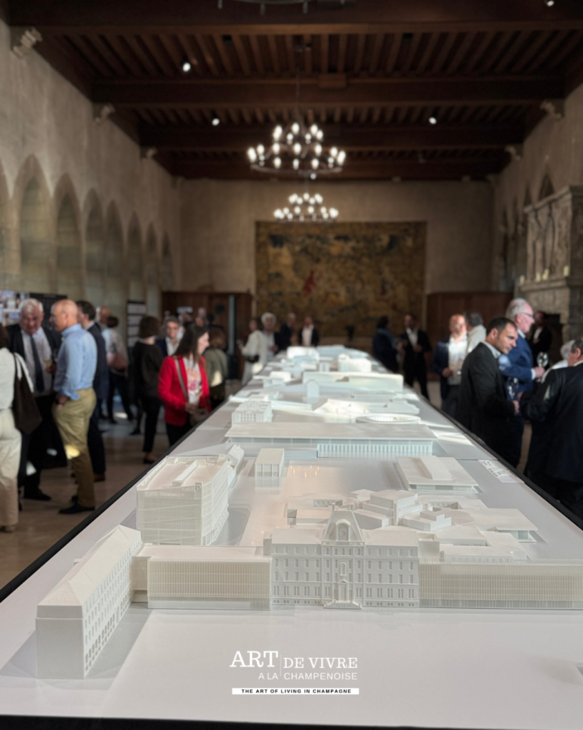 Vue d'ensemble des 30 maquettes alignées sur 19 mètres, exposition PACE Architectes Reims 2026 – © Art de Vivre à la Champenoise