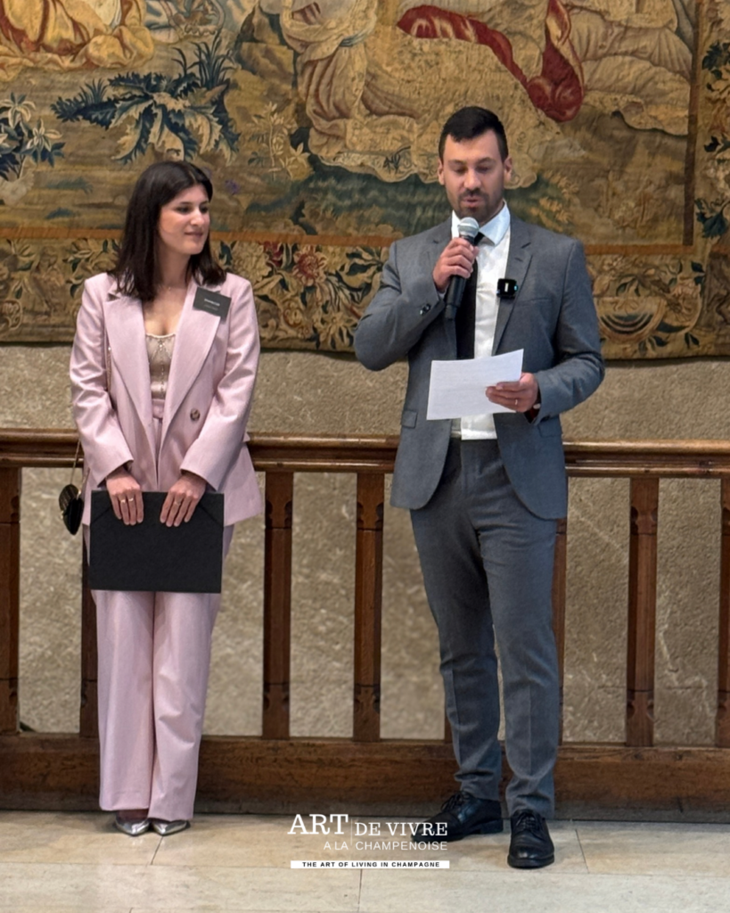 Hugo Pace, co-gérant de PACE Architectes Reims, au coté d'Anna, prenant la parole lors de l'inauguration de l'exposition – © Art de Vivre à la Champenoise 