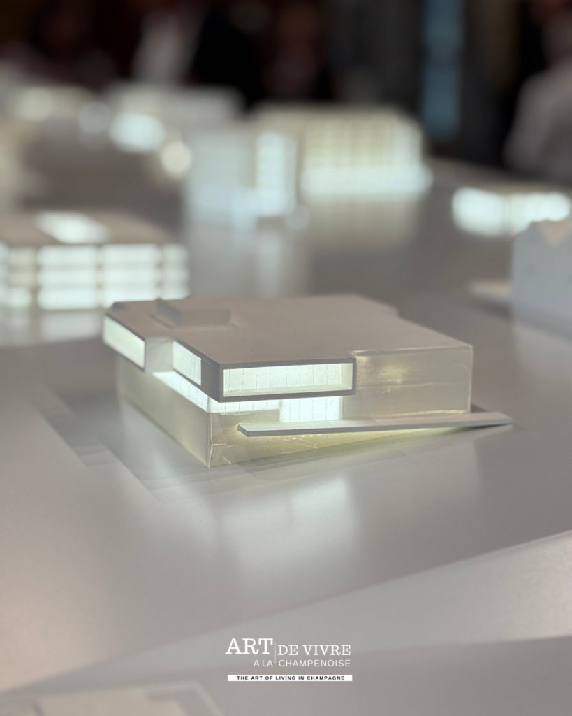 Vue rapprochée d'une maquette du champagne Janisson, exposition PACE Architectes 30 ans Reims – © Art de Vivre à la Champenoise