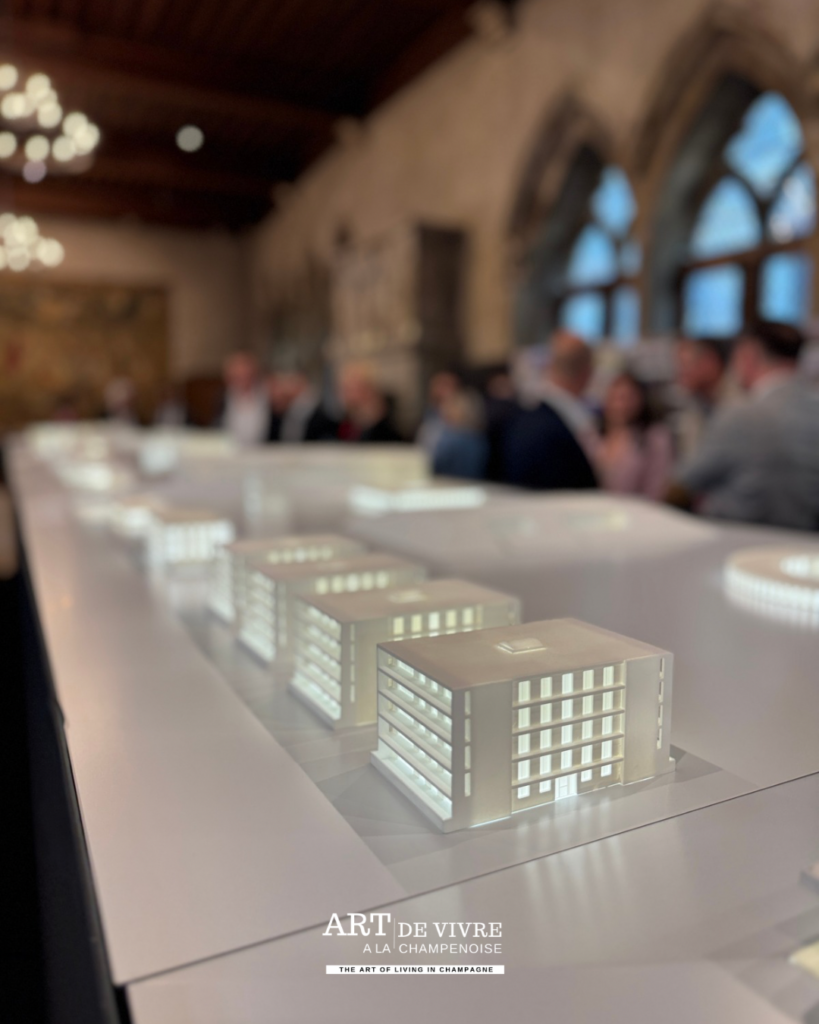 Vue rapprochée d'une maquette de bâtiment , exposition PACE Architectes 30 ans Reims – © Art de Vivre à la Champenoise