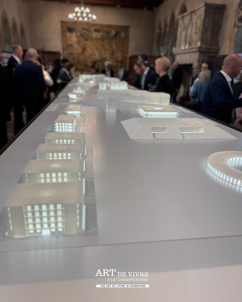 able de 19 mètres de maquettes de l'exposition PACE Architectes 30 ans, Demeure des Comtes de Champagne Reims – © Art de Vivre à la Champenoise