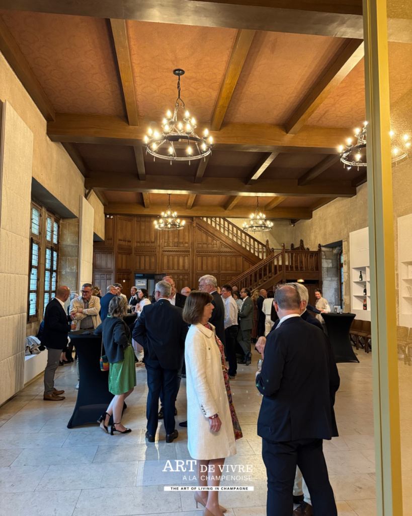 Invités réunis pour les 30 ans de l'agence PACE Architectes à la Demeure des Comtes de Champagne, Reims – © Art de Vivre à la Champenoise