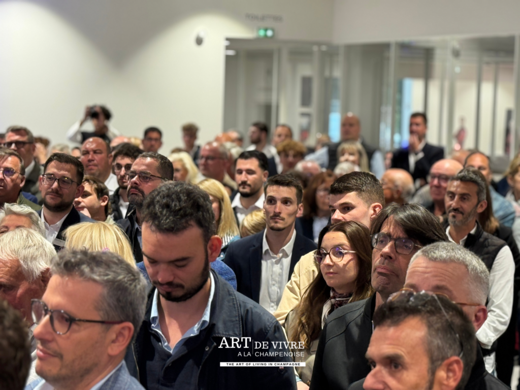 Nombreux invités réunis pour le discours d'Etienne copinet au nouveau pôle Auto Bernard à Dizy