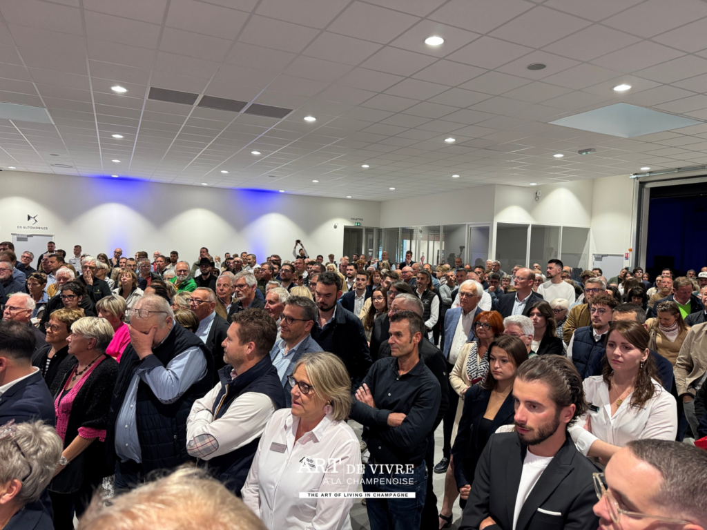Nombreux invités réunis pour le discours inaugural d'Etienne copinet au nouveau pôle Auto Bernard à Dizy