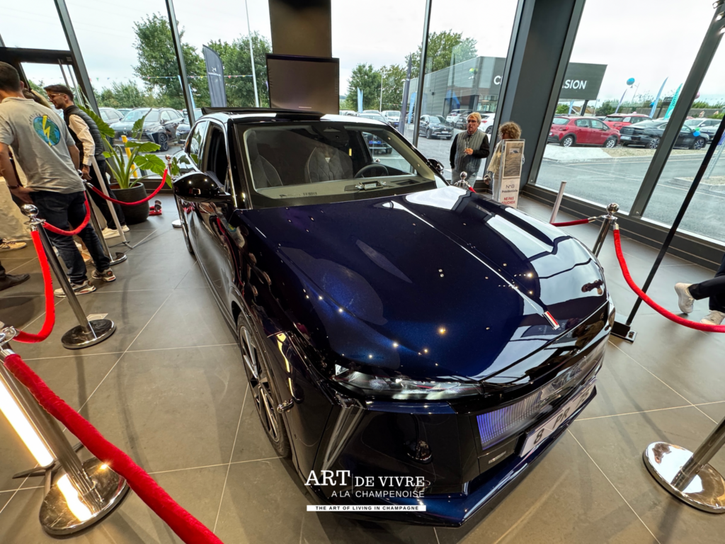 DS N°8 présidentielle exposée dans le showroom Auto Bernard de Dizy