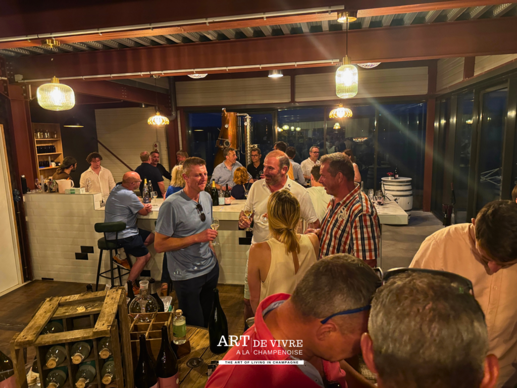 Vignerons partageant leurs bouteilles lors de la soirée 2