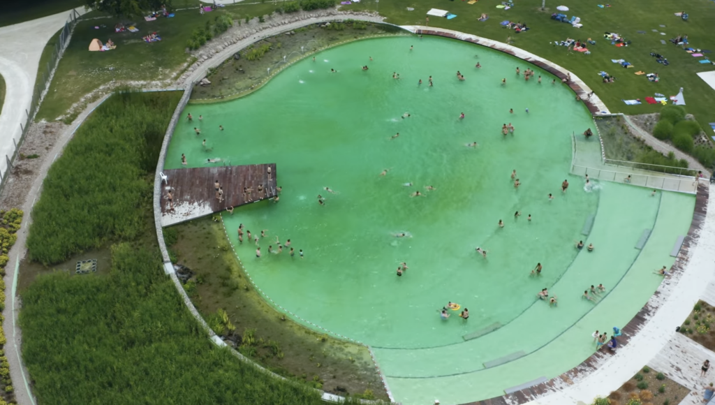 Vue générale du basin de baignade naturelle de Connantre