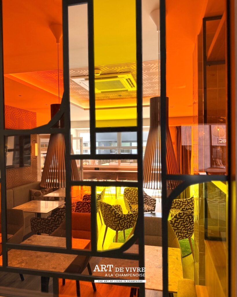 Ambiance chaleureuse au bar de l'hôtel Four Points by Sheraton