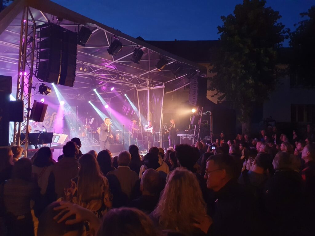 Concert en plein air lors du festival Art et Jazz dans ma cour à Hermonville