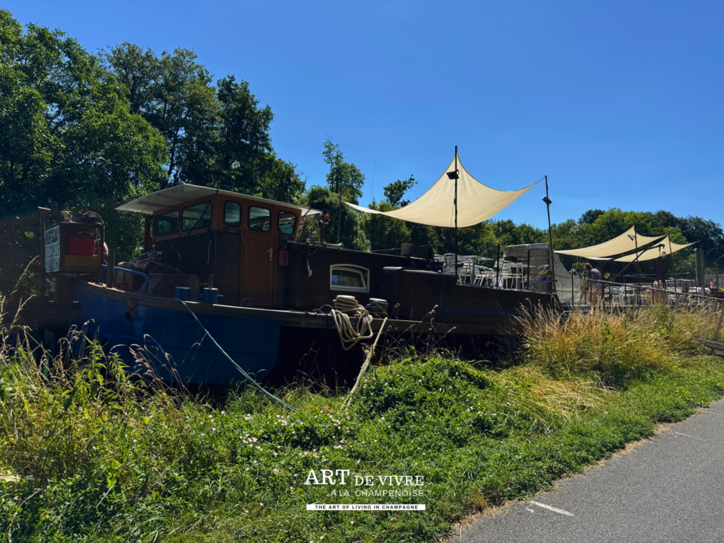 Terrasse ombragée au bord du canal à Sillery