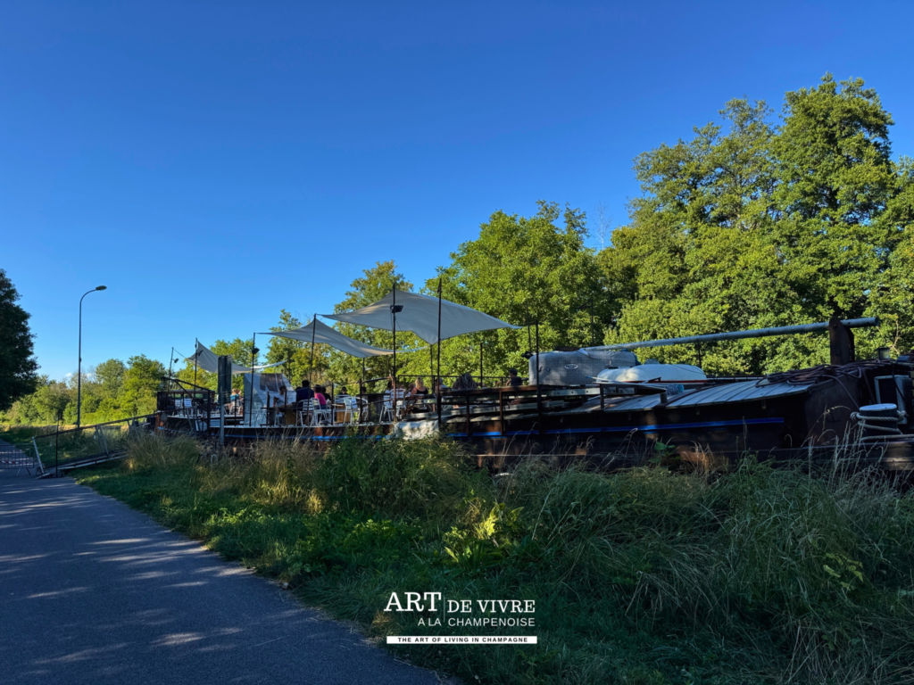 Animation associative sur la péniche Night & Day