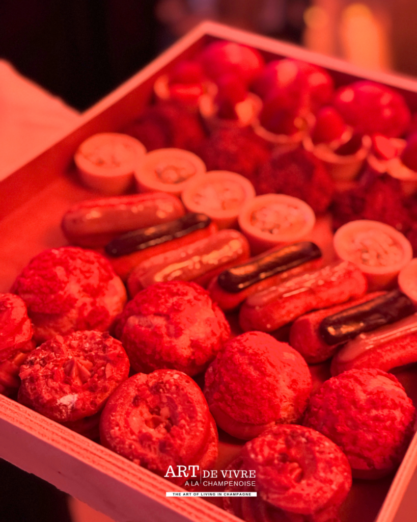 Dessert et bouchées sucrées lors de la soirée de lancement du Champagne Moineaux.