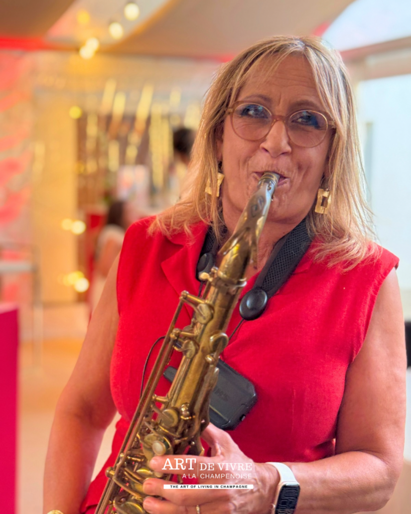 Dalida au saxophone lors du lancement du Champagne Moineaux